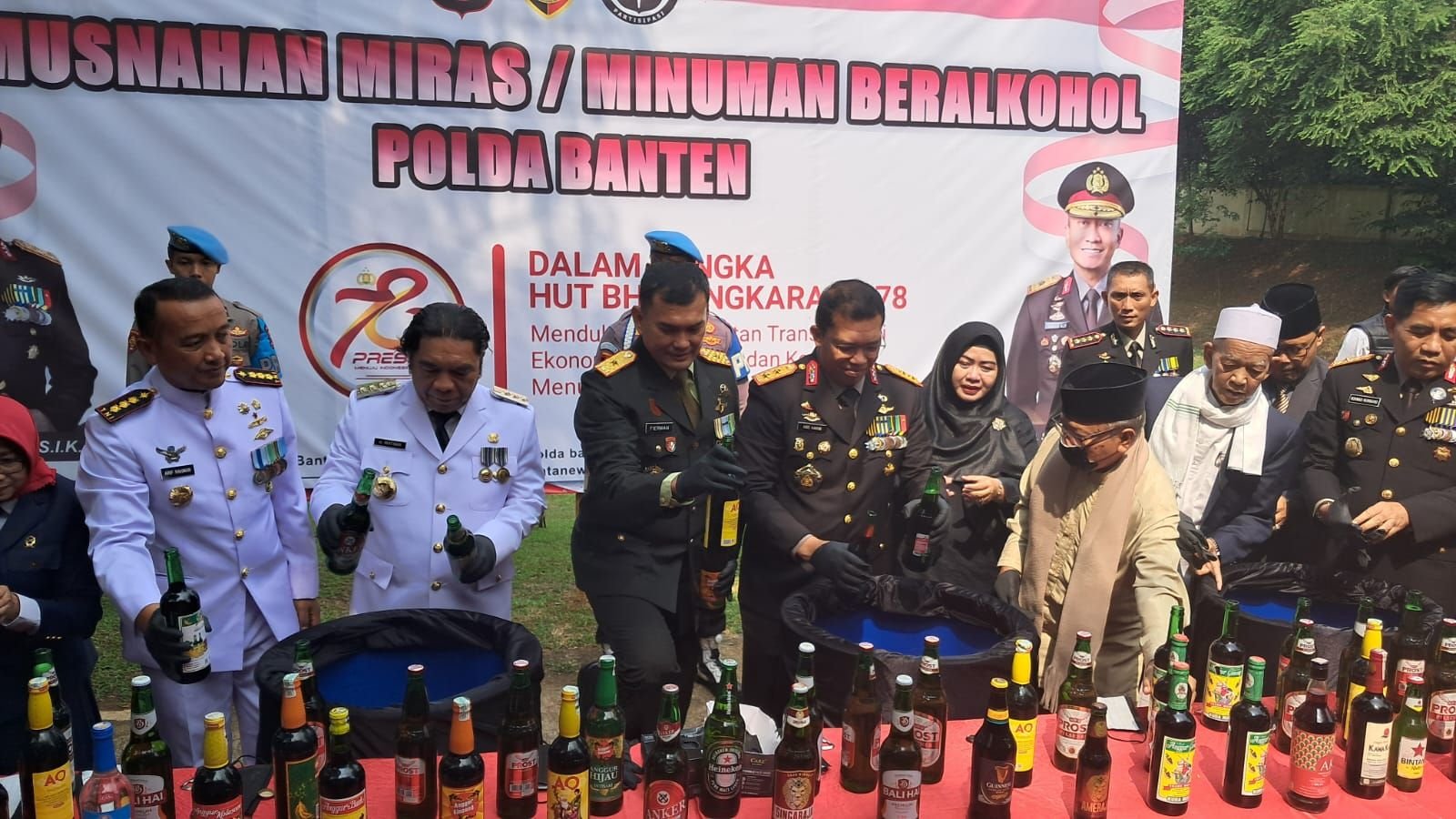 Jadi Biang Kerok Tindak Kriminal, Polda Banten Musnahkah 75 Ribu Botol Miras 9 Jadi Biang Kerok Tindak Kriminal, Polda Banten Musnahkah 75 Ribu Botol Miras