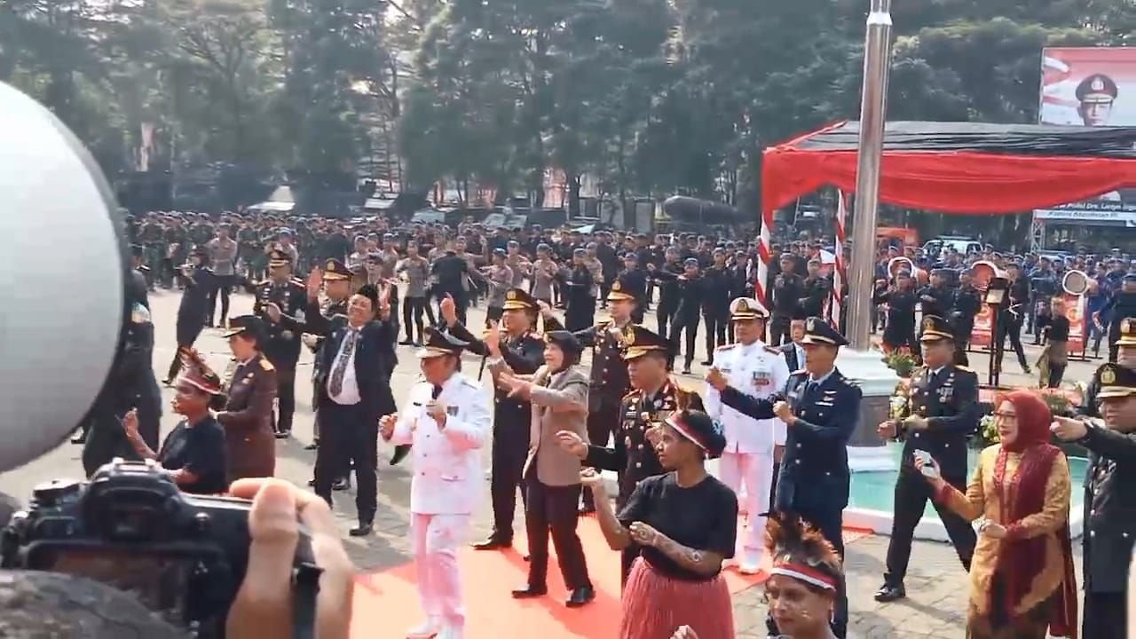 Kapolda Banten dan Forkopimda Goyang Maumare, Rayakan HUT Bhayangkara 3 Kapolda Banten dan Forkopimda Goyang Maumare, Rayakan HUT Bhayangkara