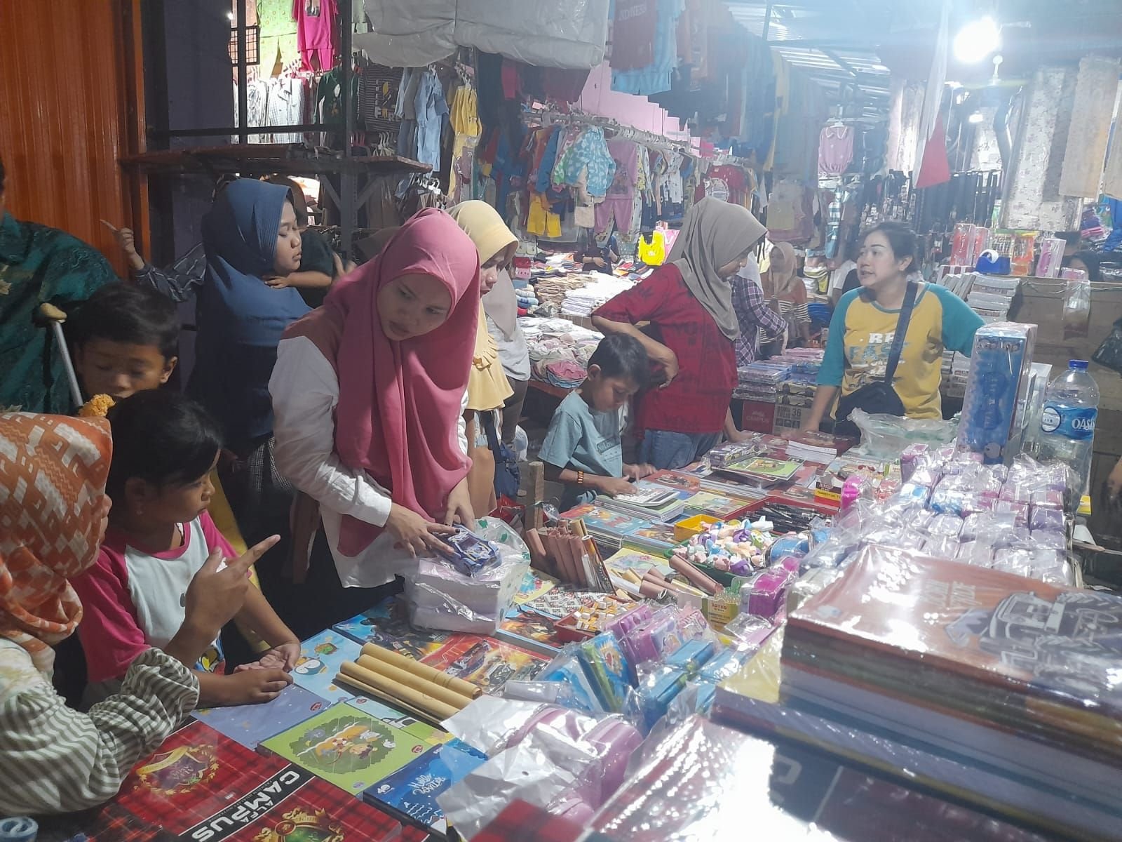 Penjualan Kelengkapan Sekolah di Pasar Tradisional di Cilegon Lesu, Hanya Pedagang Alat Tulis Diserbu Pembeli 2 Penjualan Kelengkapan Sekolah di Pasar Tradisional di Cilegon Lesu, Hanya Pedagang Alat Tulis Diserbu Pembeli