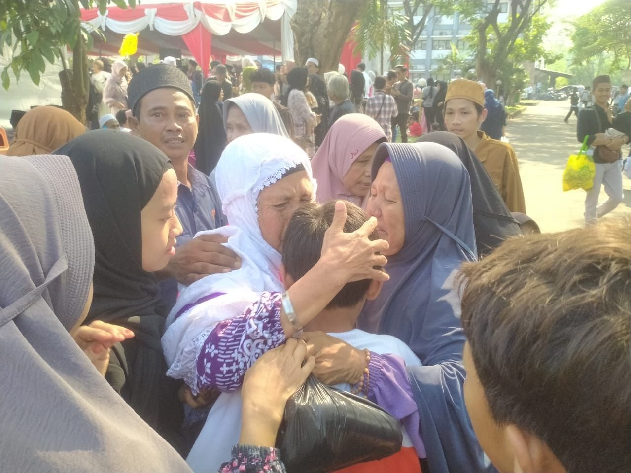 Tiba di Kota Serang, Ratusan Jemaah Haji Kloter 25 Disambut Isak Tangis Keluarga