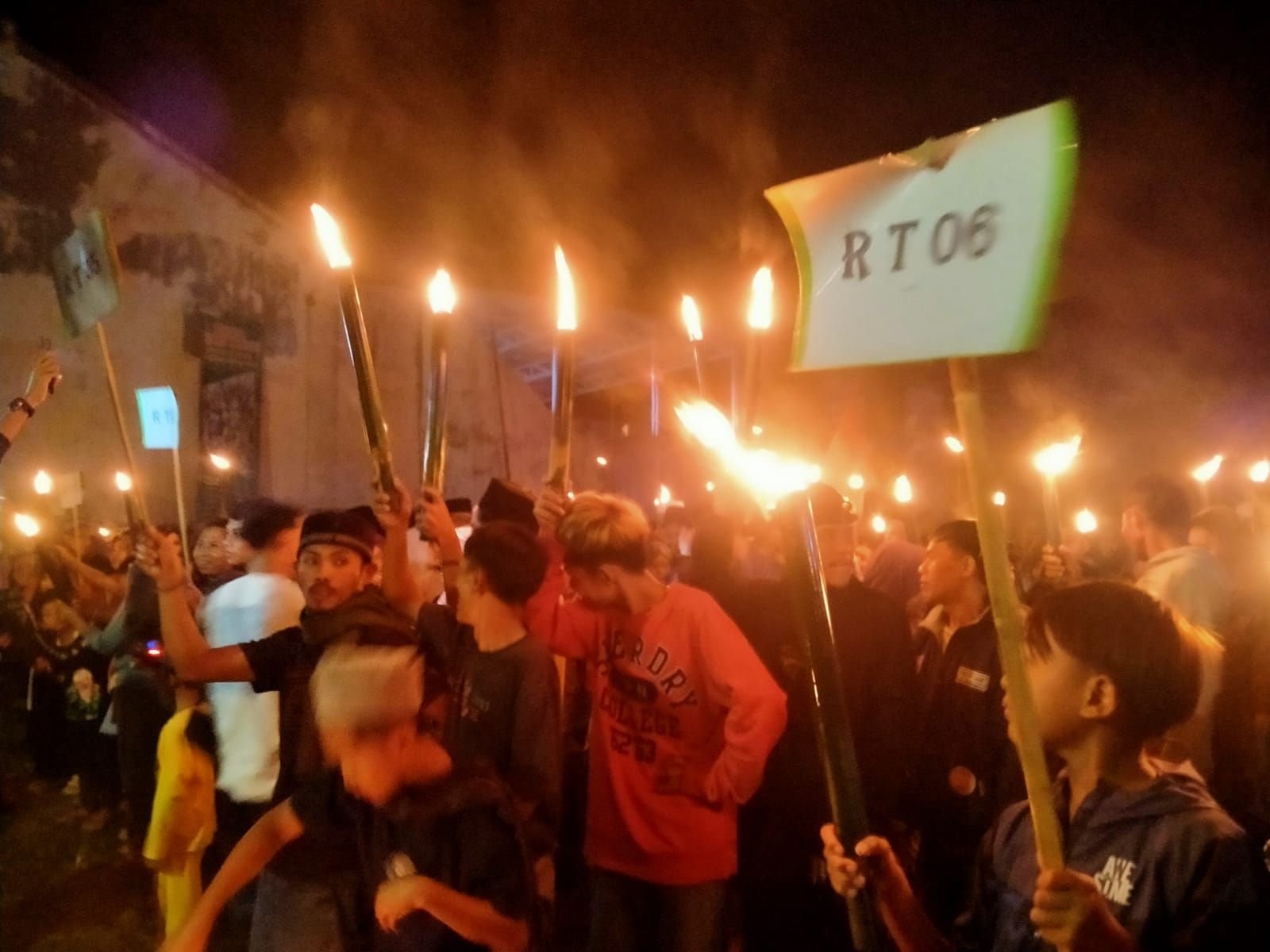 Pawai Obor 4 Kilometer, Antusiasnya Warga Desa Bandung Sambut Tahun Baru Islam 1446 Hijriah 1 Pawai Obor 4 Kilometer, Antusiasnya Warga Desa Bandung Sambut Tahun Baru Islam 1446 Hijriah