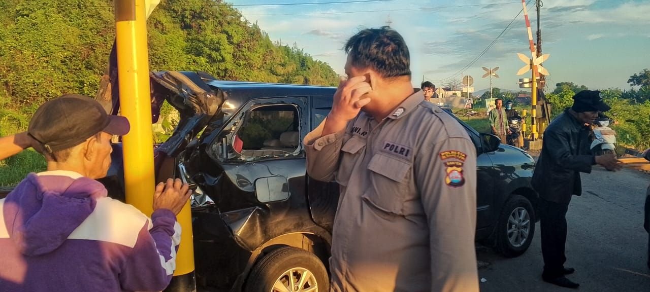 Palang Pintu Perlintasan Tak Ditutup, Kereta Api Sambar Avanza di Kota Serang 5 Palang Pintu Perlintasan Tak Ditutup, Kereta Api Sambar Avanza di Kota Serang