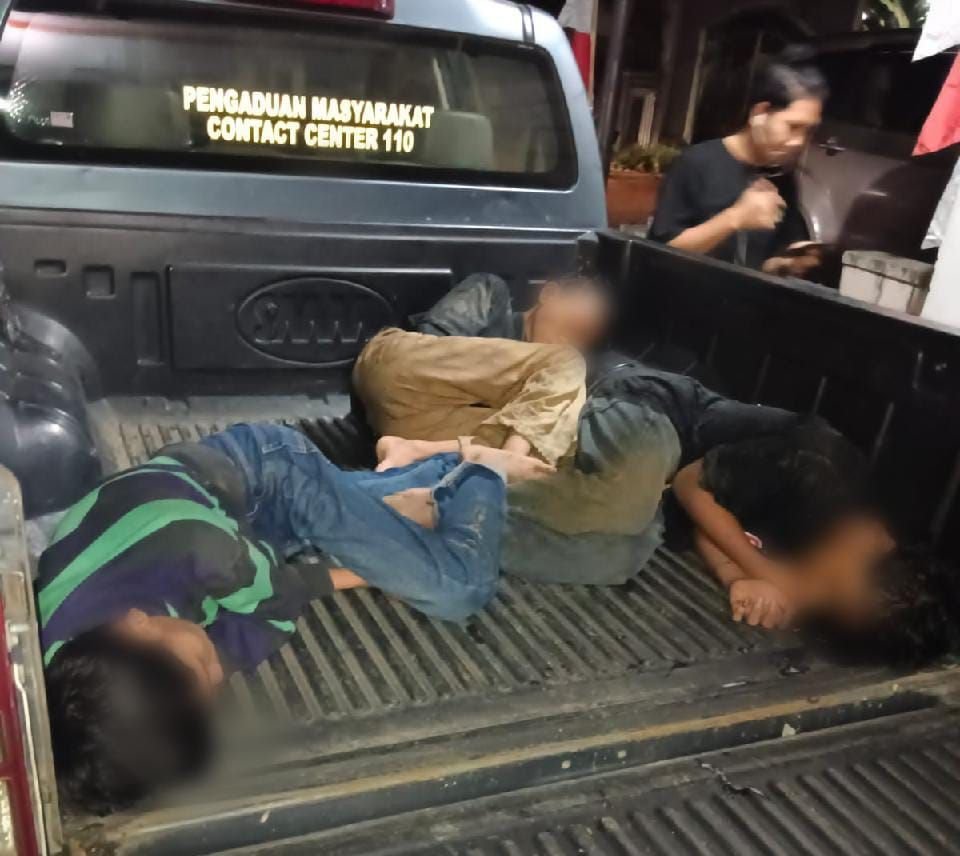 Diduga Over Dosis Miras, Tiga Remaja di Kabupaten Serang Dibawa Polisi ke Klinik dengan Losbak 8 Diduga Over Dosis Miras, Tiga Remaja di Kabupaten Serang Dibawa Polisi ke Klinik dengan Losbak