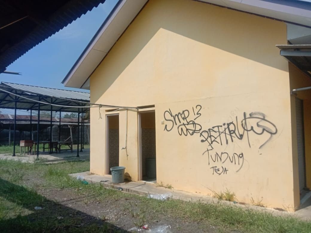 Sepi dan Tidak Terawat, Tembok Pasar Tunjung Teja Dipenuhi Coretan 3 Sepi dan Tidak Terawat, Tembok Pasar Tunjung Teja Dipenuhi Coretan