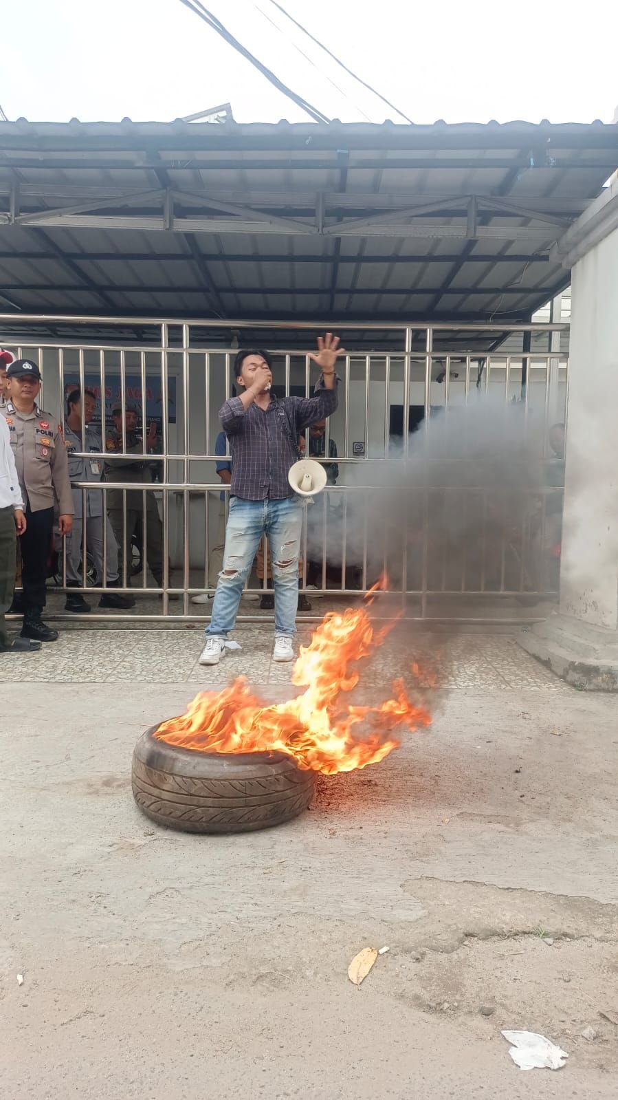 Mahasiswa Demo Kantor KPU Kota Serang, Bakar Ban hingga Saling Dorong dengan Polisi