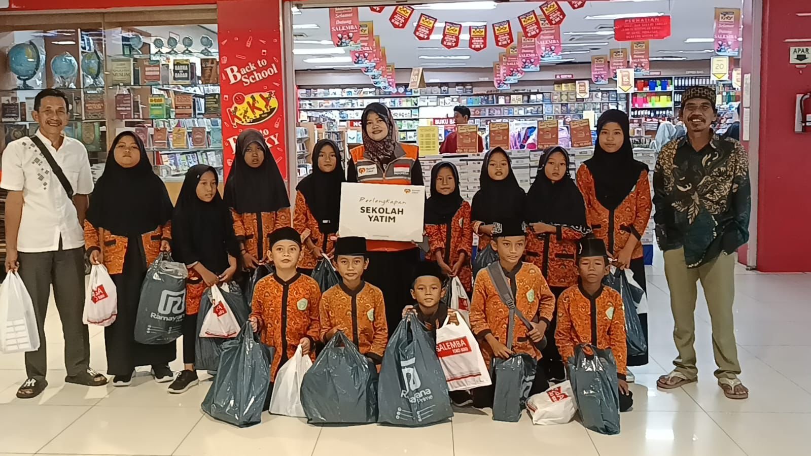 Menyeberang Pulau, Rumah Zakat Ajak Anak Yatim dan Dhuafa Pulopanjang Belanja Perlengkapan Sekolah 5 Menyeberang Pulau, Rumah Zakat Ajak Anak Yatim dan Dhuafa Pulopanjang Belanja Perlengkapan Sekolah