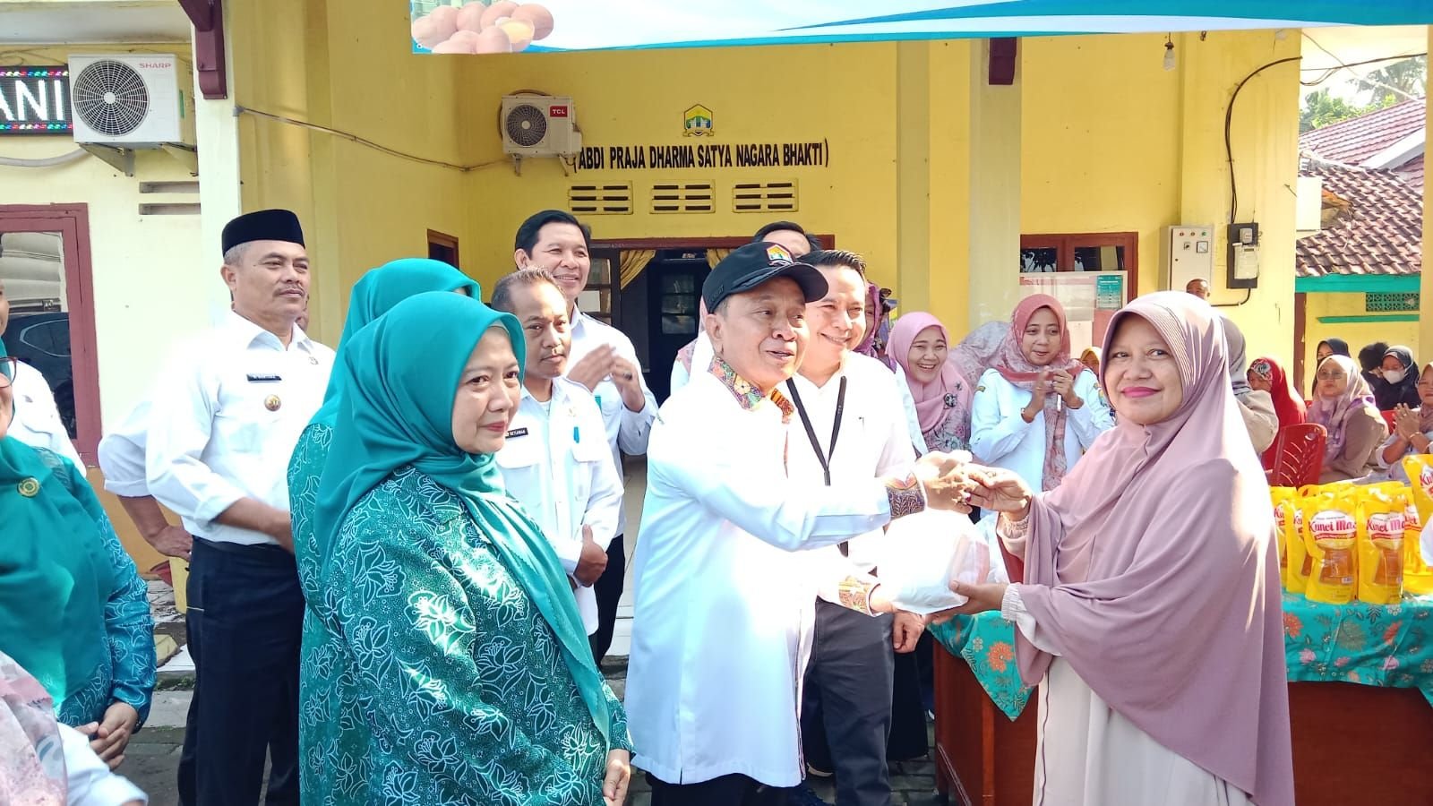Digelar Serentak di 4 Kecamatan, Pemkot Serang Jual 2.000 Paket Sembako Murah 5 Digelar Serentak di 4 Kecamatan, Pemkot Serang Jual 2.000 Paket Sembako Murah