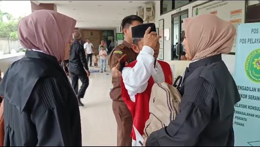 Diduga Gelapkan 16 SHM, Sekdes Damping Dituntut 2,5 Tahun Penjara 4 Diduga Gelapkan 16 SHM, Sekdes Damping Dituntut 2,5 Tahun Penjara