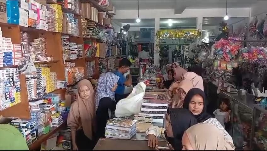 Jelang Tahun Ajaran Baru, Toko Buku dan Alat Tulis di Pandeglang Diserbu Pembeli