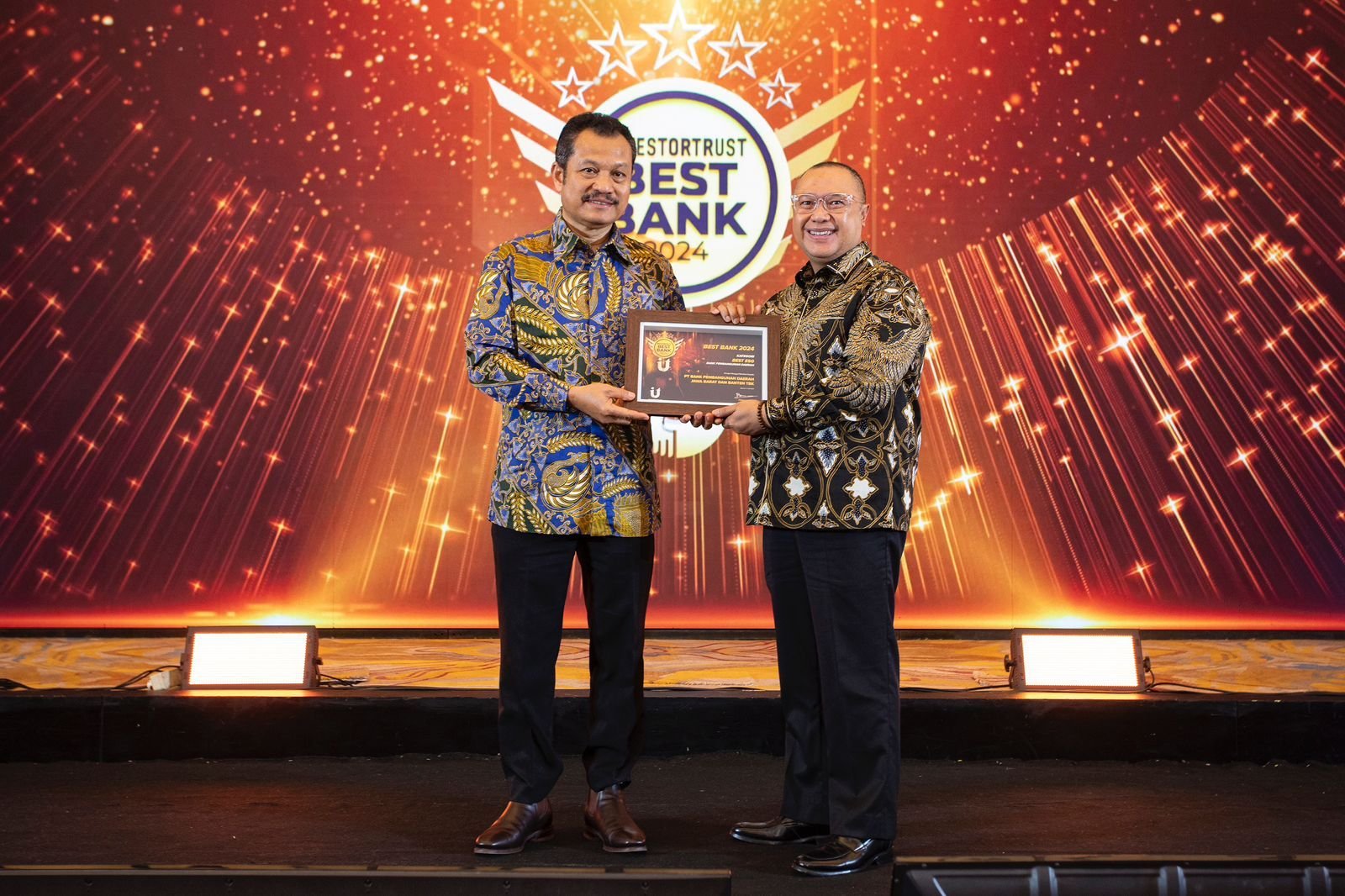 Komitmen Tinggi pada Keberlanjutan, bank bjb raih penghargaan Best ESG 5 Komitmen Tinggi pada Keberlanjutan, bank bjb raih penghargaan Best ESG