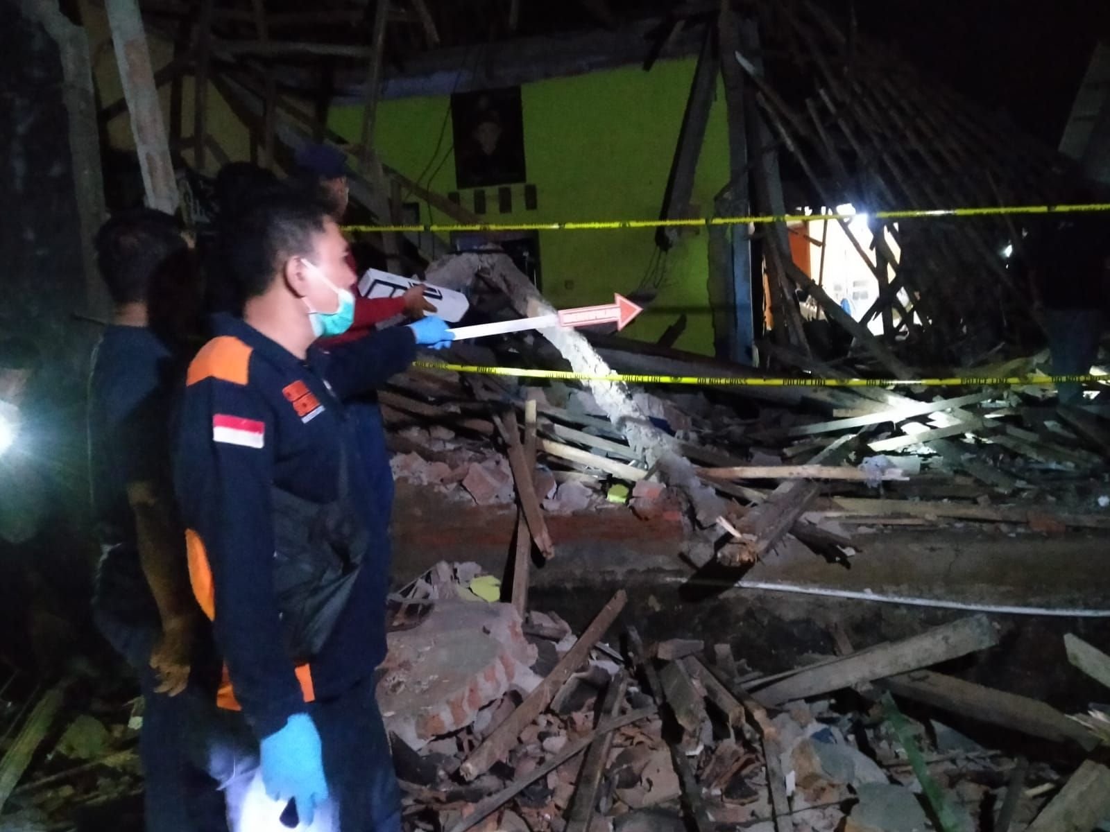 Ledakan Misterius Hancurkan Sebuah Rumah di Panimbang, Dua Orang Luka-luka 1 Ledakan Misterius Hancurkan Sebuah Rumah di Panimbang, Dua Orang Luka-luka