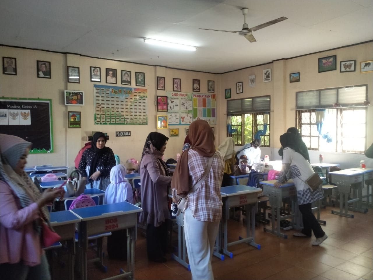 Hari Pertama Masuk Sekolah, Orang Tua Murid dan Siswa SD Negeri Serang 02 Rela Datang Lebih Awal Demi Dapat Duduk di Barisan Depan