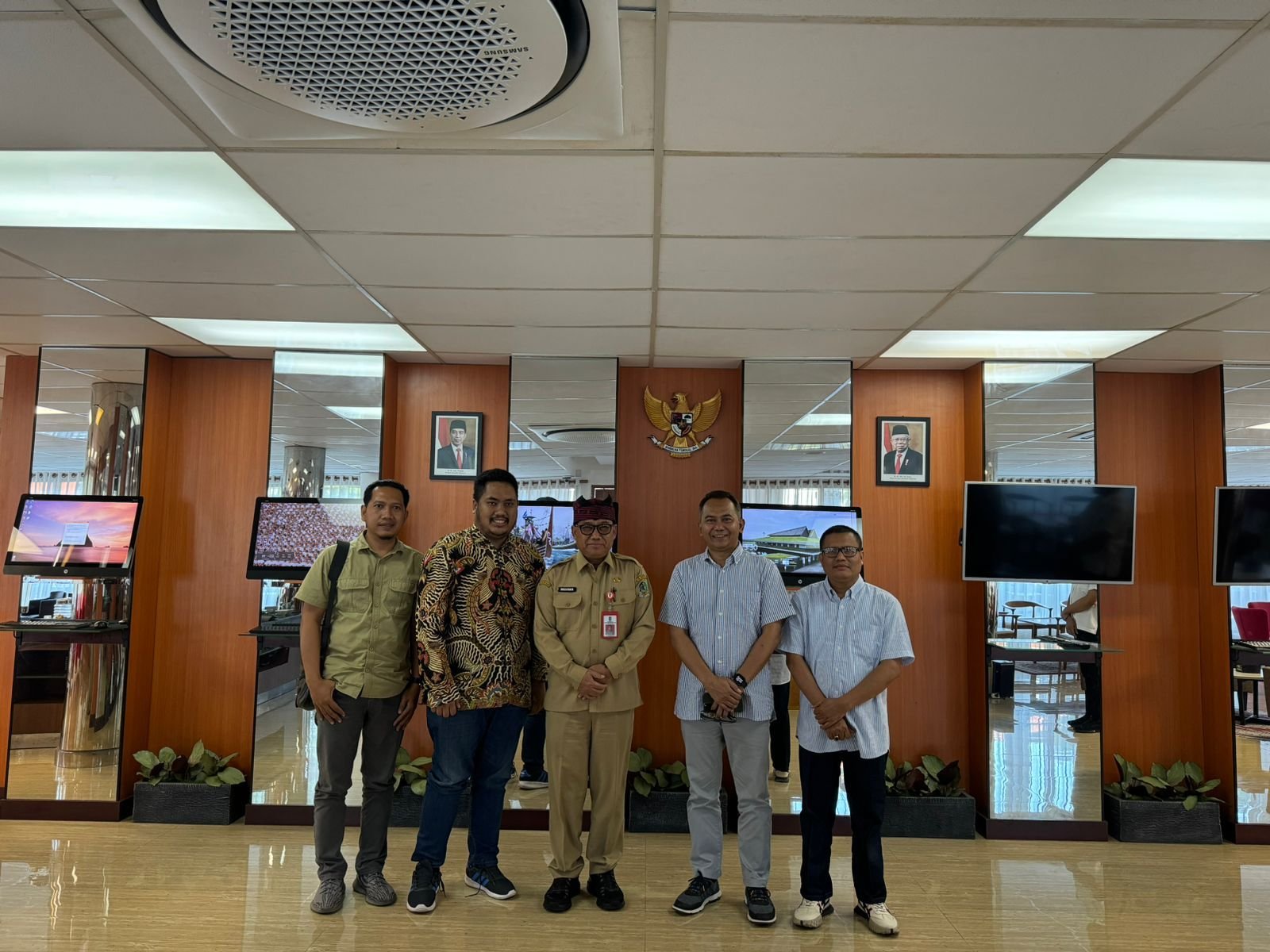 Namanya Muncul Sebagai Kartu Truf di Pilkada Serentak 2024, Ini Jawaban Eksklusif H Mujiono Kepada CEO Promedia 3 Namanya Muncul Sebagai Kartu Truf di Pilkada Serentak 2024, Ini Jawaban Eksklusif H Mujiono Kepada CEO Promedia