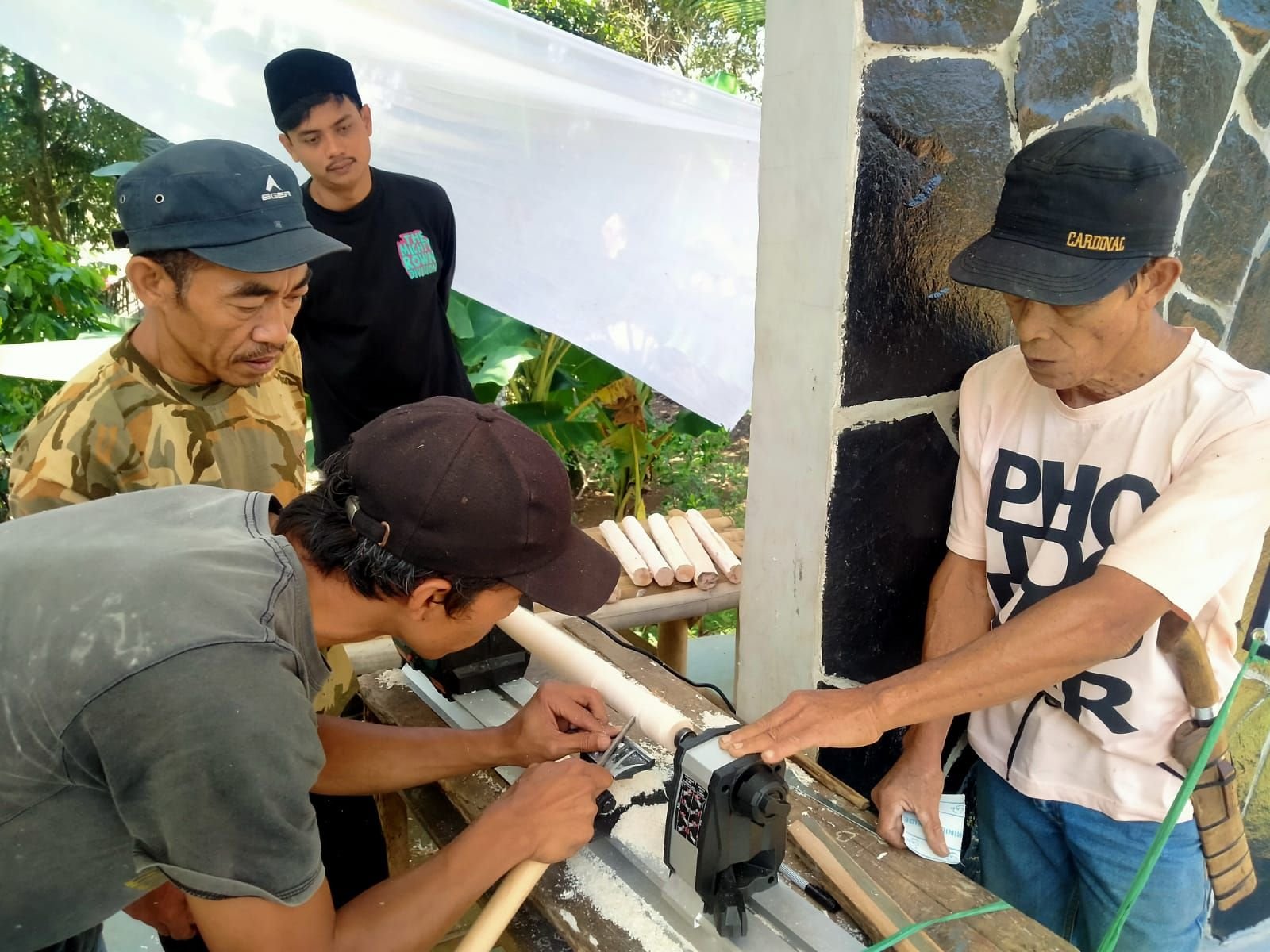 Lestarikan Budaya dan Cari Tambahan Penghasilan, Warga Karang Tanjung Produksi Stik Bedug
