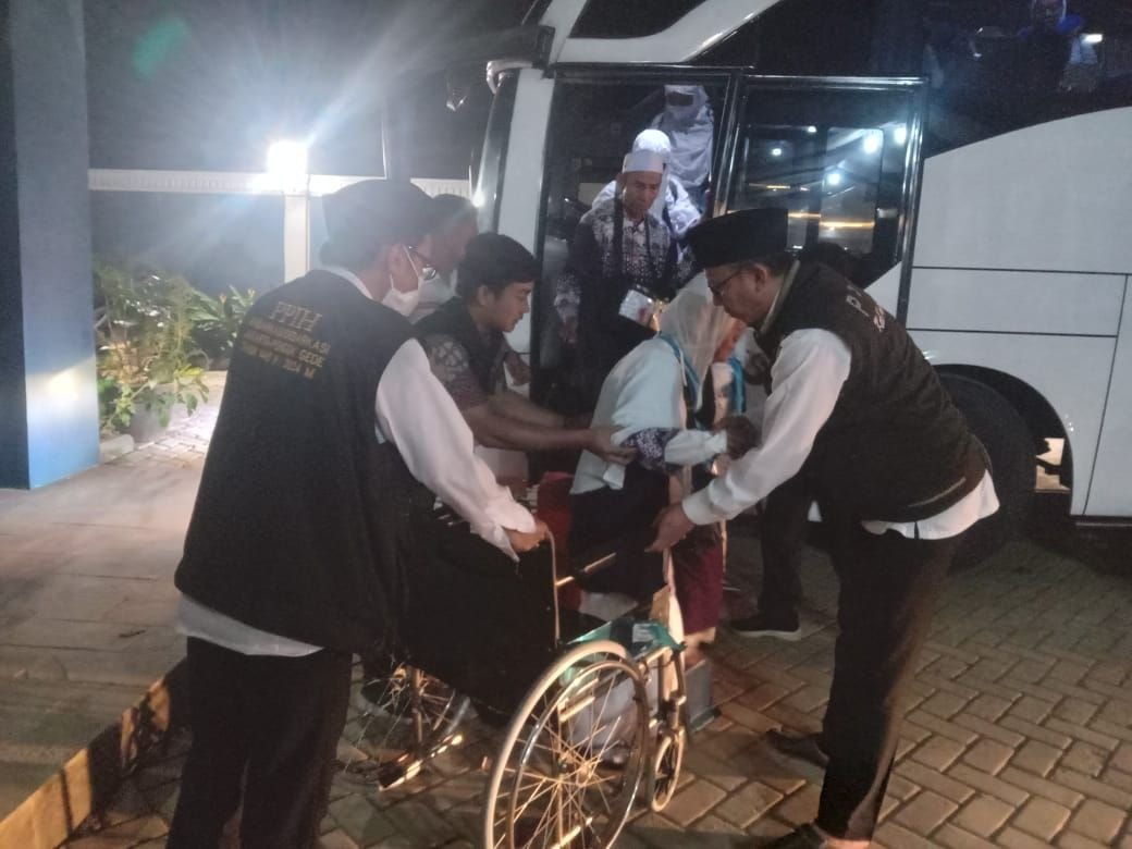Kloter 52 Tiba di Pandeglang: 436 Jemaah Haji Selamat, 2 Orang Wafat di Makkah 1 Kloter 52 Tiba di Pandeglang: 436 Jemaah Haji Selamat, 2 Orang Wafat di Makkah