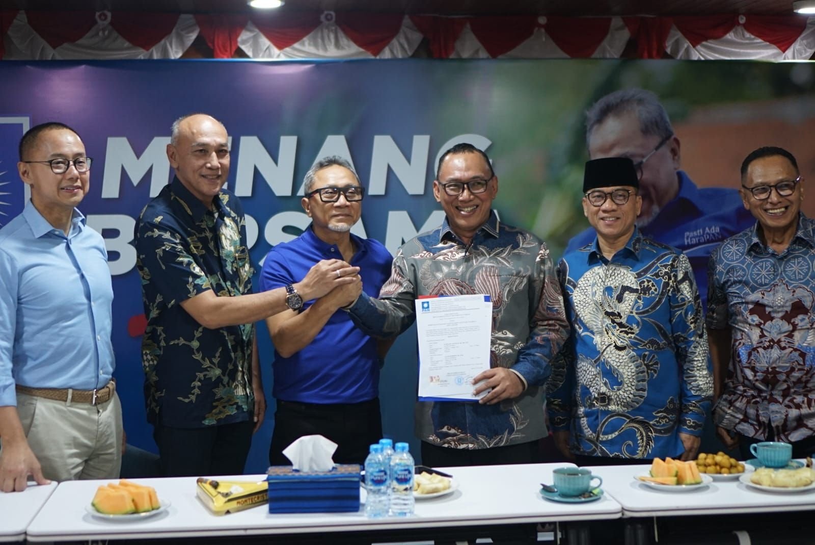 Ketum PAN Zulkifli Hasan Tandatangan SK Rekomendasi Helldy Alawi Maju Dipilkada, Teka-teki Pendamping Terjawab 5 Ketum PAN Zulkifli Hasan Tandatangan SK Rekomendasi Helldy Alawi Maju Dipilkada, Teka-teki Pendamping Terjawab