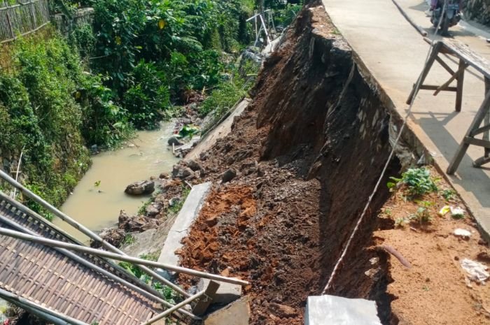 TPT Ambruk, Aktivitas Warga Mekar Jaya Kabupaten Serang Terhambat
