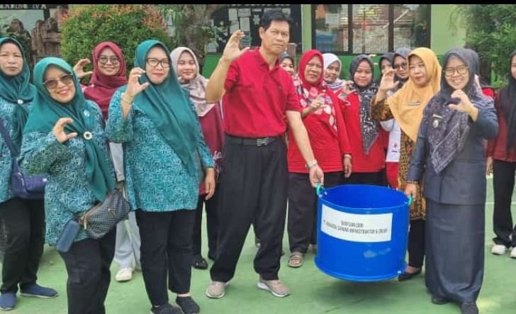 Kunjungi Perpustakaan Sekolah dan Bagikan Tempat Sampah, Kelurahan Ciwaduk Dorong Pencegahan Bullying Terhadap Siswa 8 Kunjungi Perpustakaan Sekolah dan Bagikan Tempat Sampah, Kelurahan Ciwaduk Dorong Pencegahan Bullying Terhadap Siswa