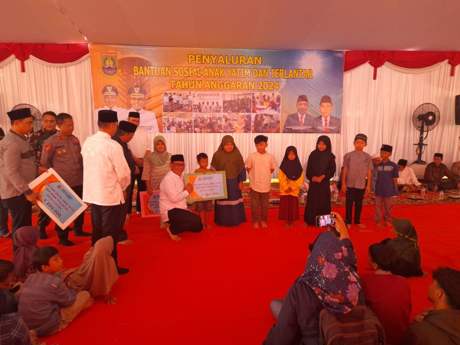 Baru Ada di Era Helldy Agustian, 1.388 Yatim Piatu Terima Bansos Rp1,2 juta Per Orang 1 Baru Ada di Era Helldy Agustian, 1.388 Yatim Piatu Terima Bansos Rp1,2 juta Per Orang