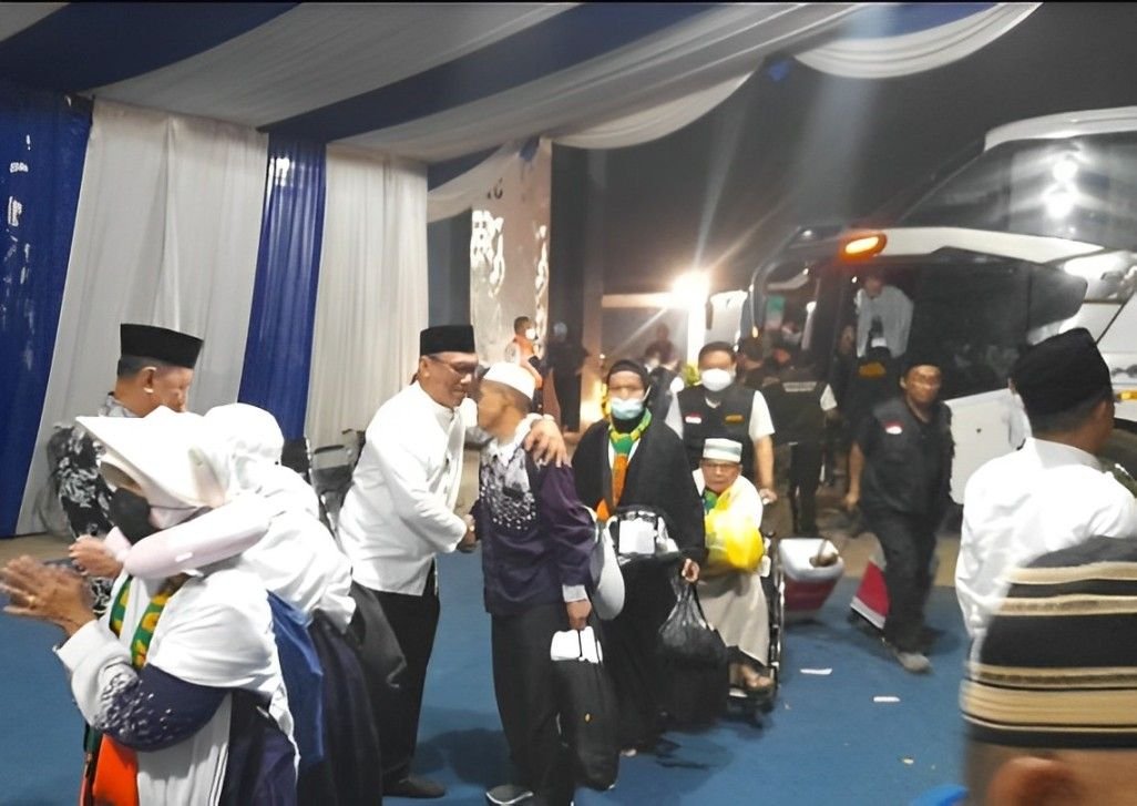 Jamaah Haji Terakhir Kloter 64 Kembali ke Cilegon, 1 Orang Wafat di Tanah Suci 5 Jamaah Haji Terakhir Kloter 64 Kembali ke Cilegon, 1 Orang Wafat di Tanah Suci