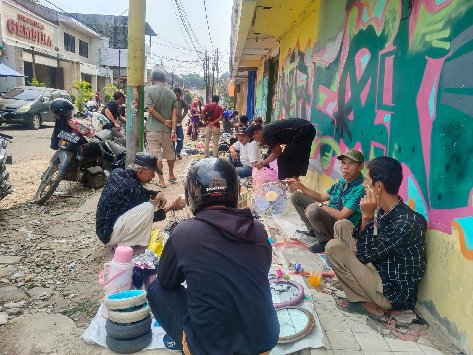 Pasar Lama Kota Serang, Surganya Pedagang Barang Bekas Mencari Nafkah: Harga Mulai dari Rp3 Ribuan 9 Pasar Lama Kota Serang, Surganya Pedagang Barang Bekas Mencari Nafkah: Harga Mulai dari Rp3 Ribuan