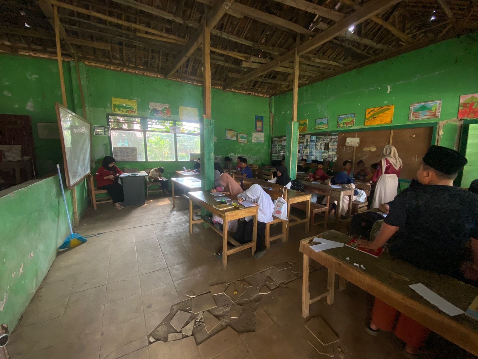 Madrasah Al Khairiyah di Cinangka, Kondisinya Rusak Parah 10 Madrasah Al Khairiyah di Cinangka, Kondisinya Rusak Parah