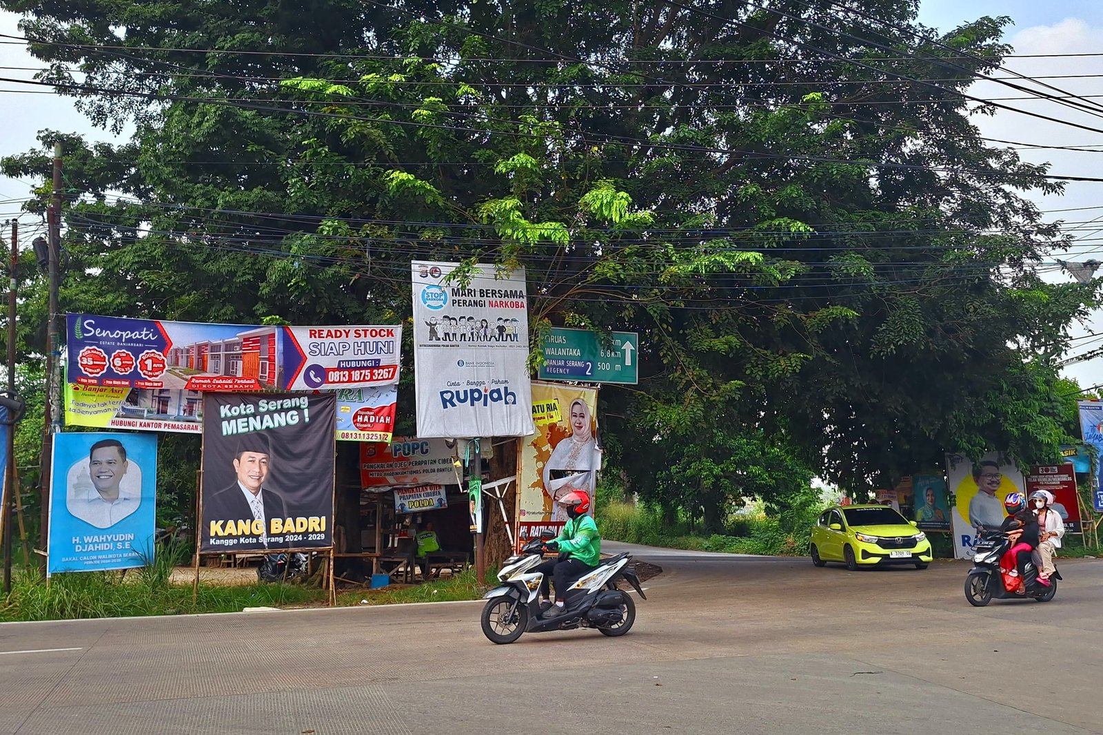 Satpol PP Banten Kewalahan Tertibkan Ribuan Spanduk dan Poster Bacakada 3 Satpol PP Banten Kewalahan Tertibkan Ribuan Spanduk dan Poster Bacakada