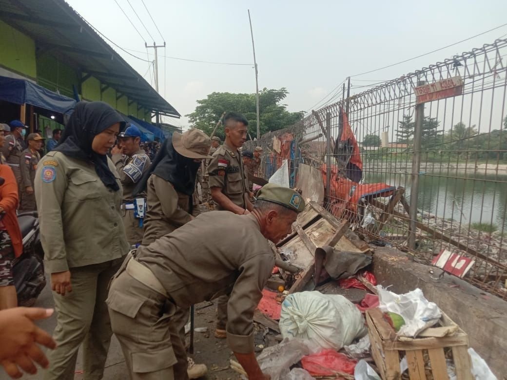 Berdiri di Bahu Jalan, Satpol PP Gusur Lapak Pedagang di Pasar Ciherang Cikande
