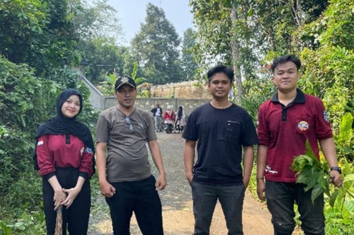 Kelompok 71 KKM Uniba Gotong Royong Bersihkan Fasilitas Publik 2 Kelompok 71 KKM Uniba Gotong Royong Bersihkan Fasilitas Publik