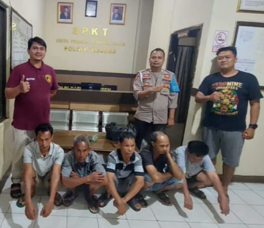 Lima Penjudi Kartu Domino di Pandeglang Dibekuk Polisi 5 Lima Penjudi Kartu Domino di Pandeglang Dibekuk Polisi
