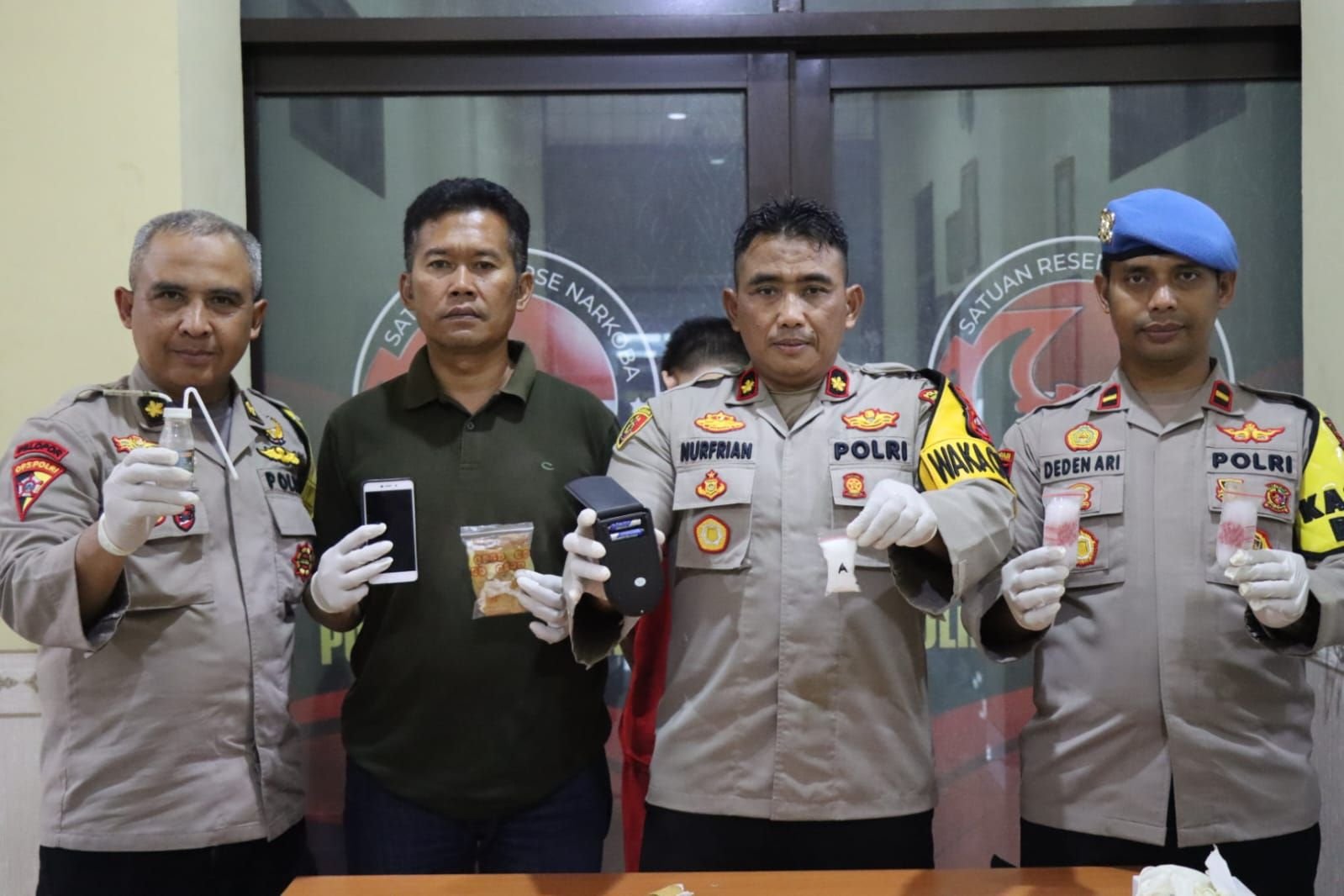 Satresnarkoba Polres Pandeglang Ungkap Pengedar Sabu-Sabu, Pelakunya Warga Karangtanjung 1 Satresnarkoba Polres Pandeglang Ungkap Pengedar Sabu-Sabu, Pelakunya Warga Karangtanjung