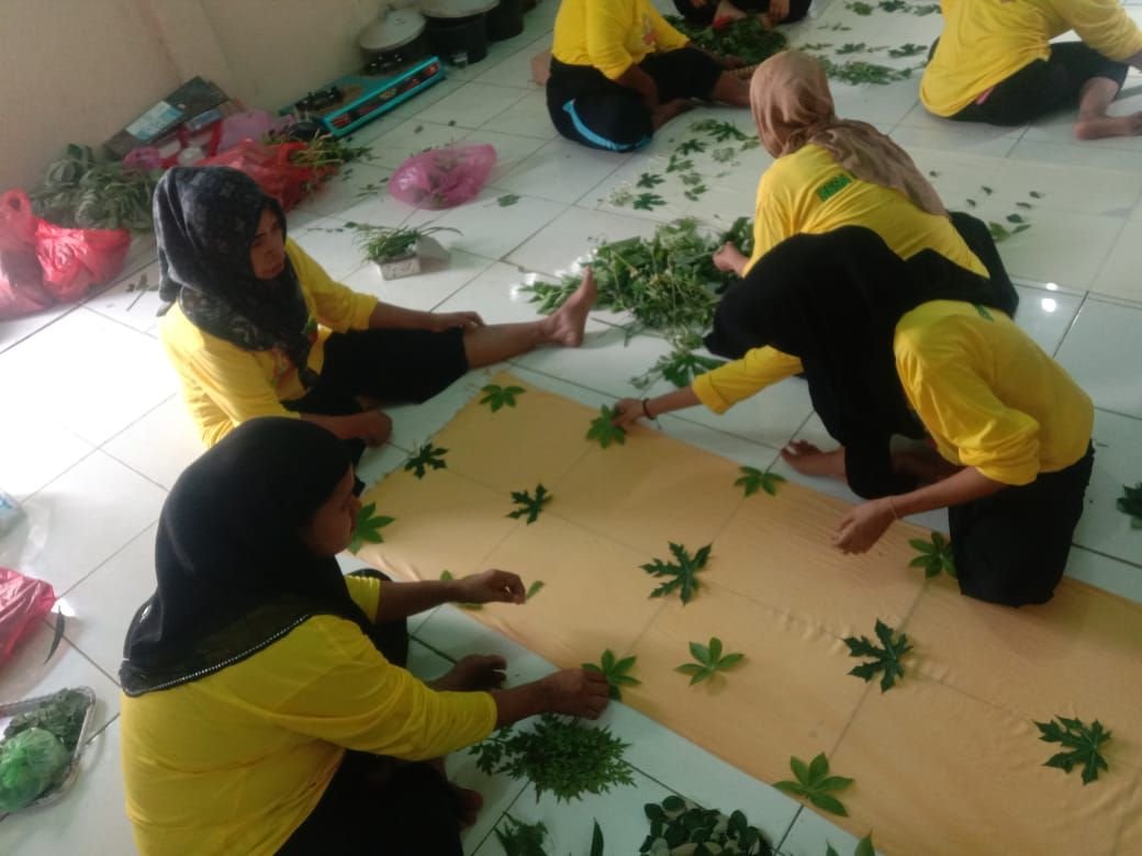 Warga Desa Panenjoan Kabupaten Serang Dilatih Membuat Ecoprint