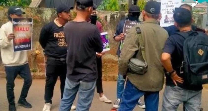 Diduga ada Siswa Titipan di Sekolah, Orang Tua Siswa Gelar Aksi Demo di SMAN 7 Kota Tangerang Selatan 3 Diduga ada Siswa Titipan di Sekolah, Orang Tua Siswa Gelar Aksi Demo di SMAN 7 Kota Tangerang Selatan