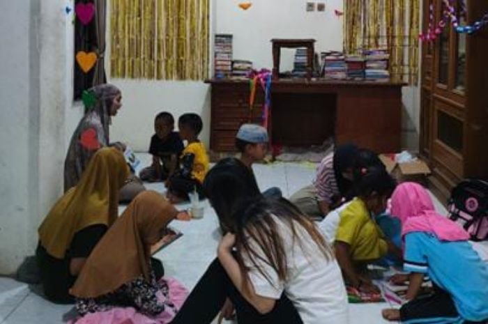 Upaya Tingkatkan Literasi Masyarakat, Kelompok 31 KKM Uniba Dirikan Pojok Baca