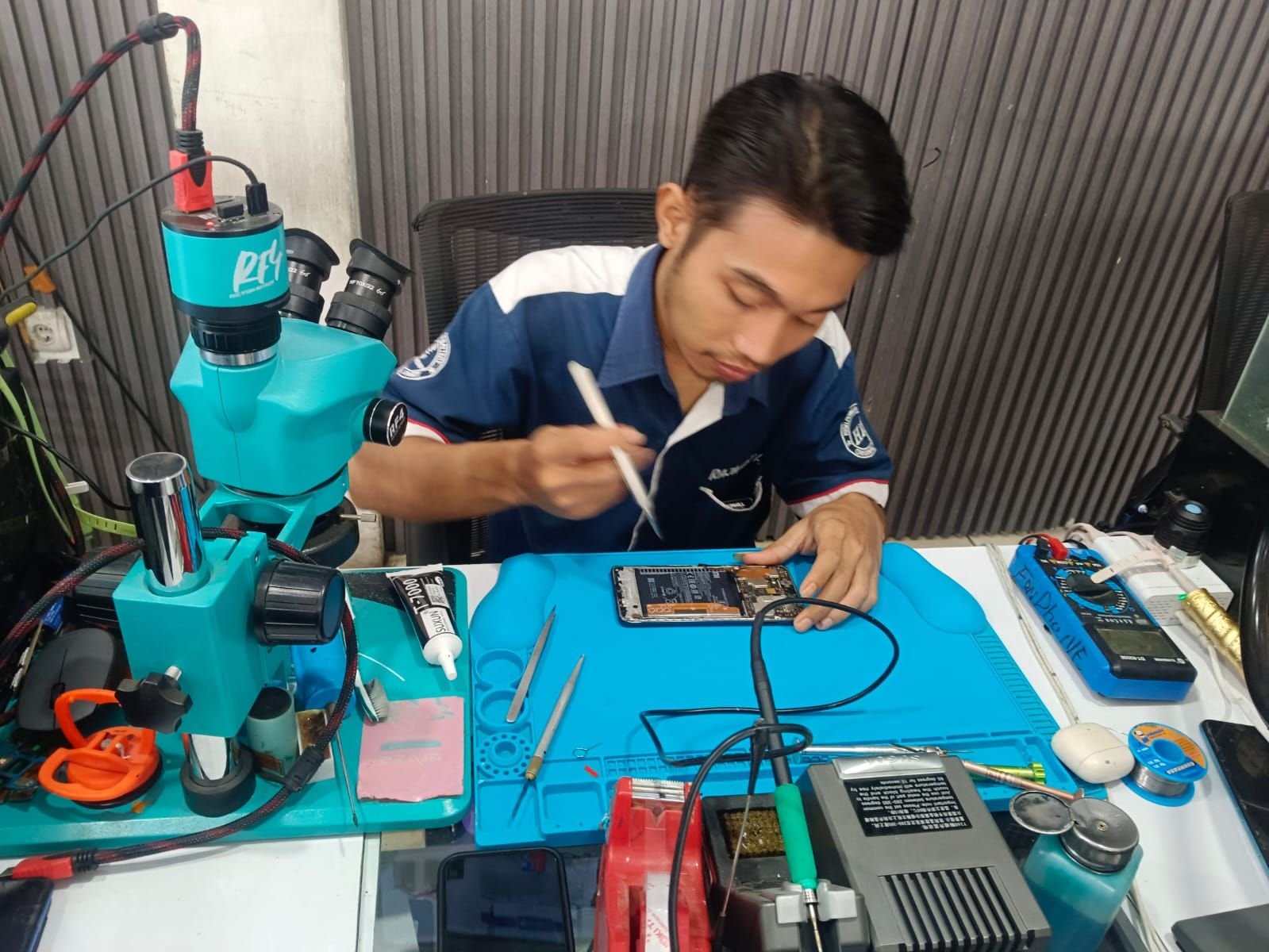 Raja Repair Tawarkan Layanan Servis HP Terpercaya, Proses Dapat Dilihat Konsumen