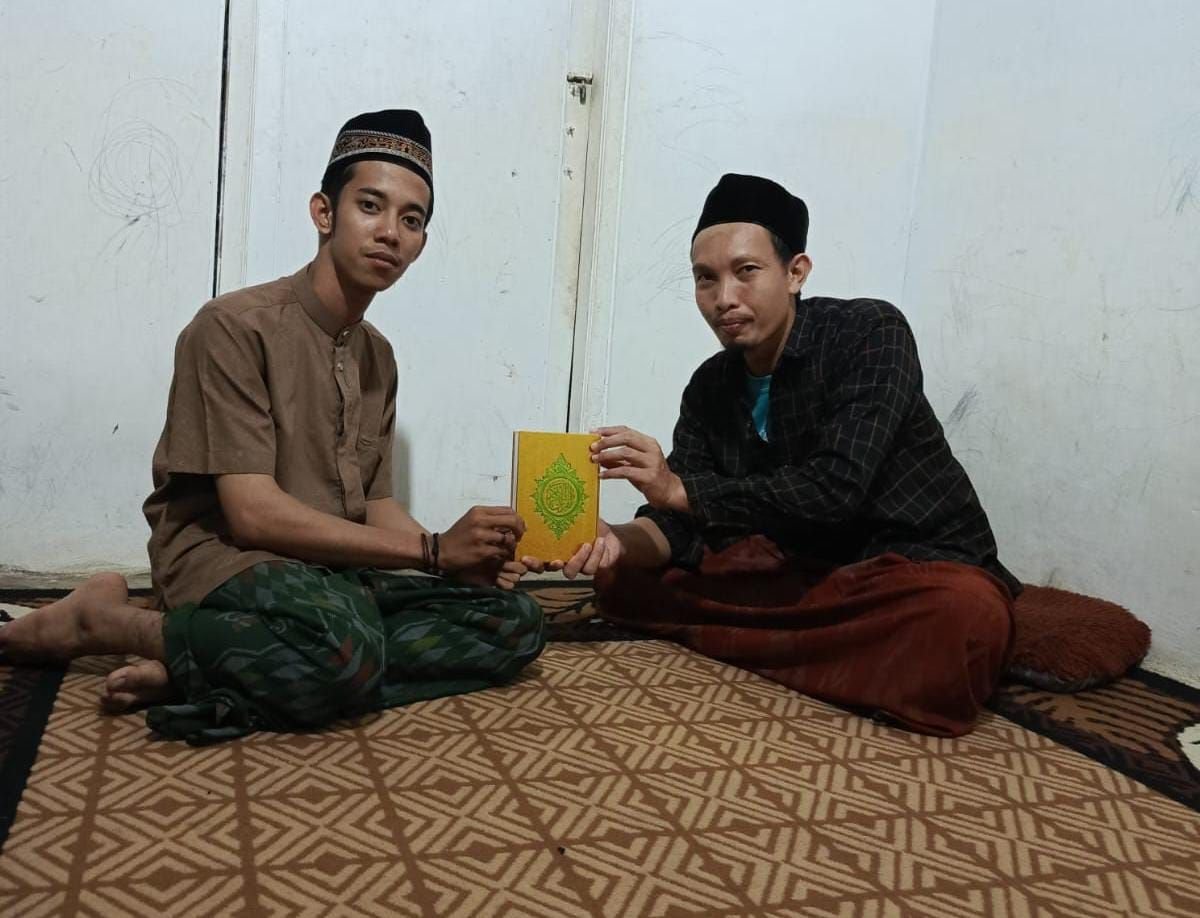 Mahasiswa KKN 57 UIN Banten Hibahkan Al-qur'an untuk Masyarakat Kadu Huni