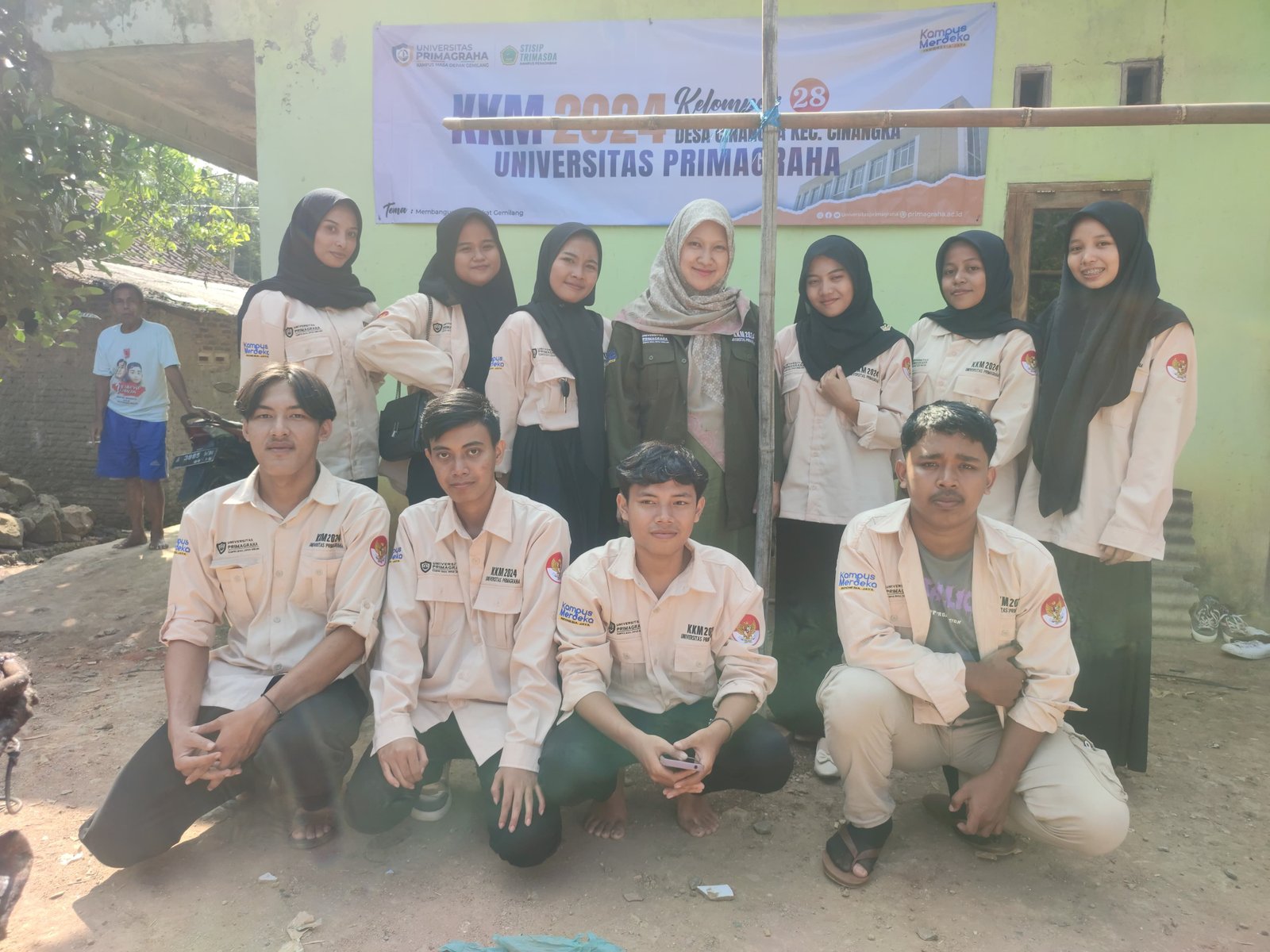 Kelompok 28 KKM Universitas Primagraha Wujudkan Kampung Kreatif dan Lingkungan Sehat 9 Kelompok 28 KKM Universitas Primagraha Wujudkan Kampung Kreatif dan Lingkungan Sehat