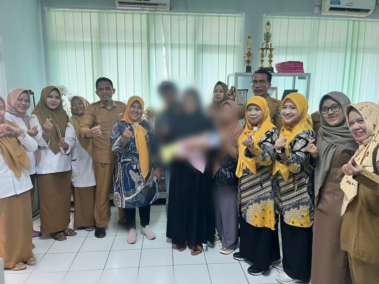 Ditelantarkan di Semak-Semak, Bayi di Bojonegara Dikembalikan Kepada Keluarganya 7 Ditelantarkan di Semak-Semak, Bayi di Bojonegara Dikembalikan Kepada Keluarganya