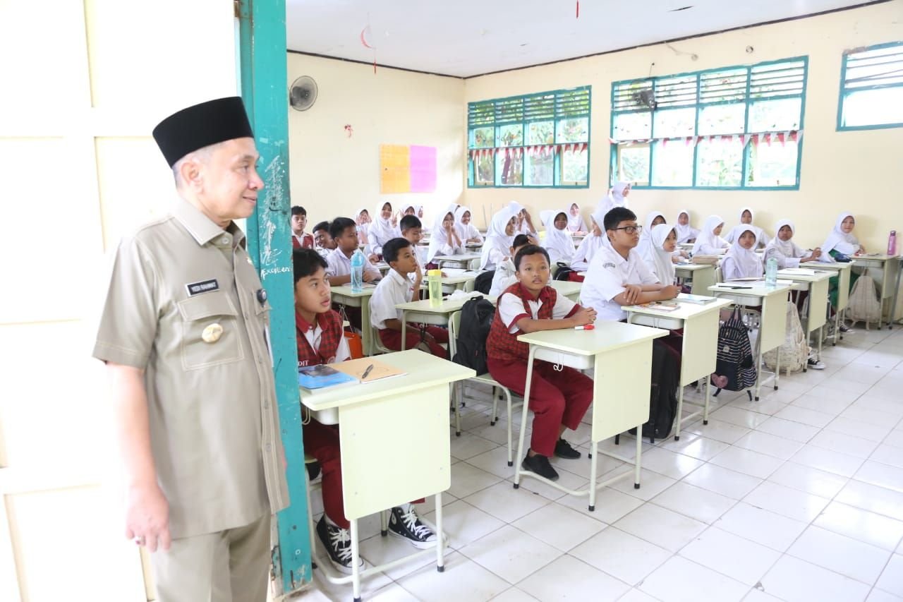 GERCEP! Dapat Kabar Siswa Belajar di Lantai, Yedi Rahmat Sidak SMP Negeri 1 Kota Serang