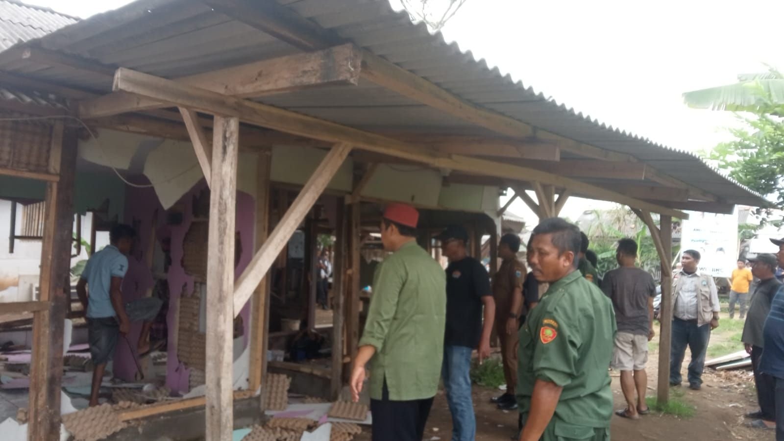 Jual Miras, Warung Remang-remang di Panimbang Dibongkar 6 Jual Miras, Warung Remang-remang di Panimbang Dibongkar