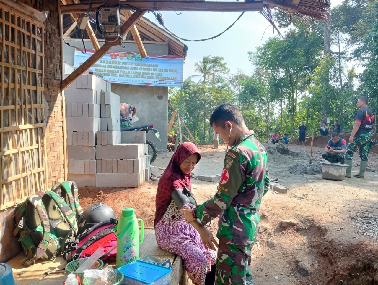 Buka Pelayanan Kesehatan Gratis, Tim Keslap TMMD Kodim 0601 Pandeglang Kunjungi Rumah-rumah Warga 8 Buka Pelayanan Kesehatan Gratis, Tim Keslap TMMD Kodim 0601 Pandeglang Kunjungi Rumah-rumah Warga