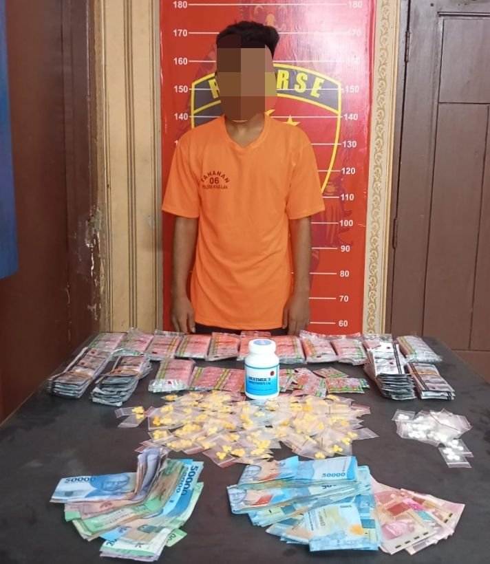 Toko Kosmetik Digrebek, Polisi Temukan Ribuan Obat Terlarang 1 Toko Kosmetik Digrebek, Polisi Temukan Ribuan Obat Terlarang