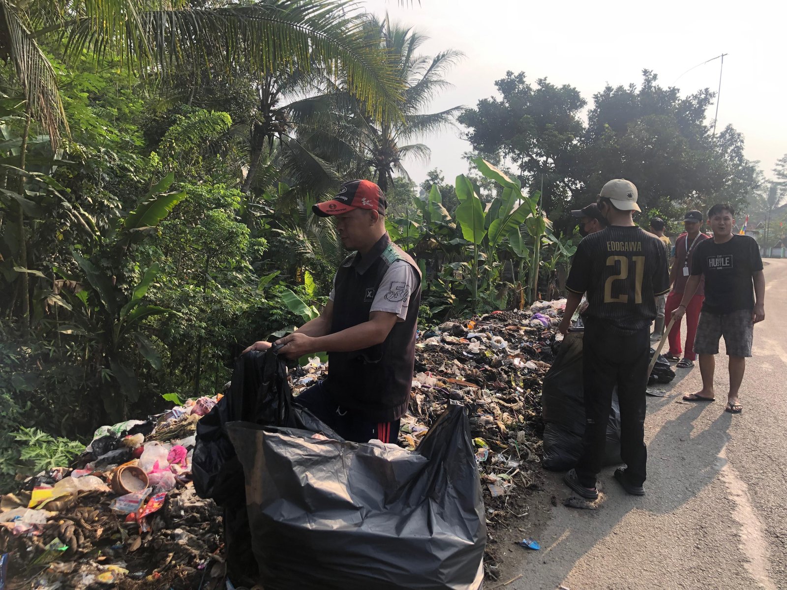 Kelompok 90 Kukerta UIN SMH Banten Kolaborasi dengan DLH Kabupaten Lebak Bersih-bersih Sampah di Desa Girimukti 3 Kelompok 90 Kukerta UIN SMH Banten Kolaborasi dengan DLH Kabupaten Lebak Bersih-bersih Sampah di Desa Girimukti