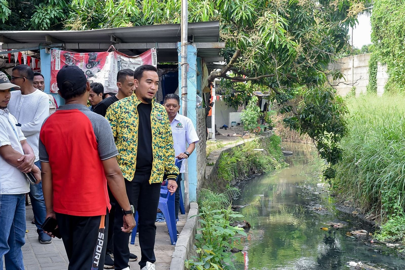 Terjunkan Alat Berat untuk Keruk Sampah di Sungai, Warga Kadipaten Ucapkan Terima Kasih ke Robinsar 1 Terjunkan Alat Berat untuk Keruk Sampah di Sungai, Warga Kadipaten Ucapkan Terima Kasih ke Robinsar