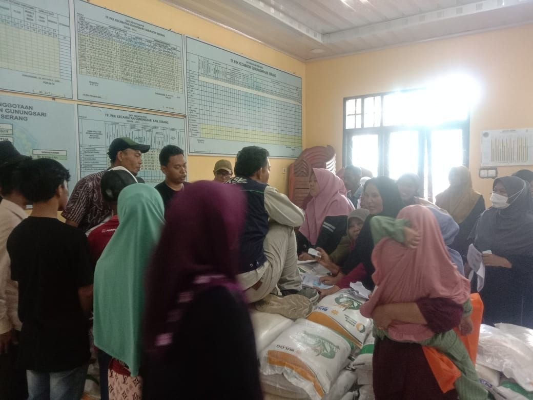 Ratusan Warga Gunungsari Kabupaten Serang Berebut Beras Bulog: Gak Kuat Panas...... 9 Ratusan Warga Gunungsari Kabupaten Serang Berebut Beras Bulog: Gak Kuat Panas......