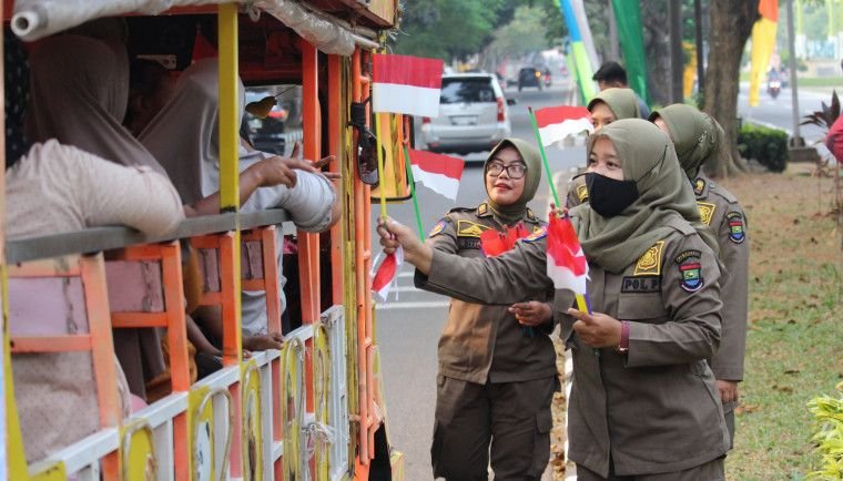 Satpol PP Kabupaten Tangerang Turun Lapangan Bagikan Bendera Merah Putih