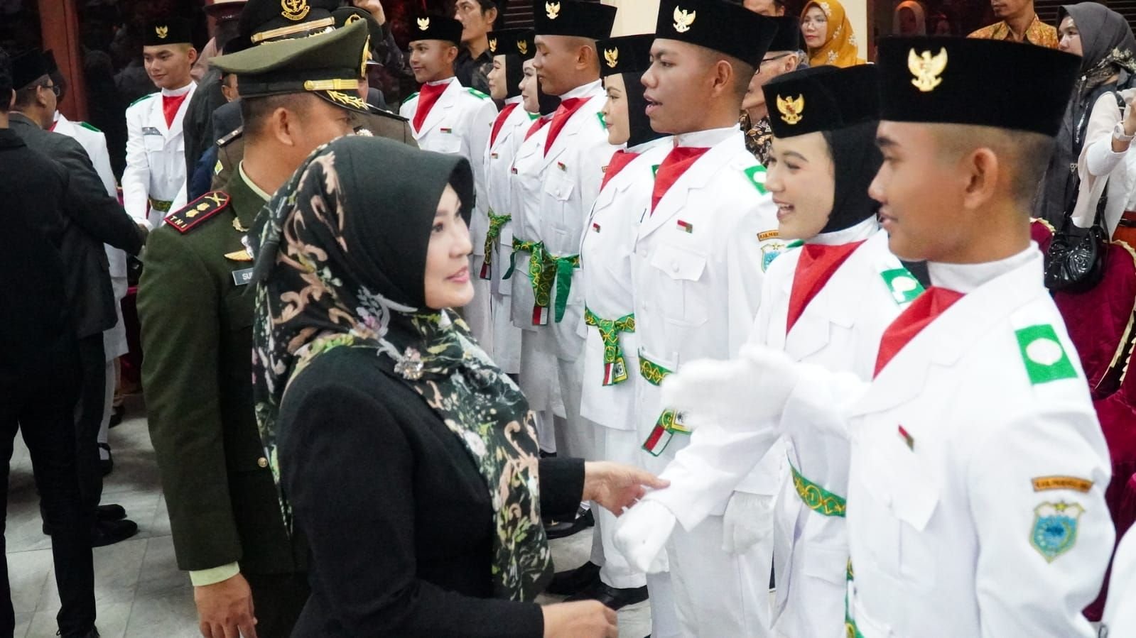 Bupati Pandeglang Kukuhkan 50 Anggota Paskibraka, Siap Kibarkan Sang Saka Merah Putih di Alun-alun Pandeglang 4 Bupati Pandeglang Kukuhkan 50 Anggota Paskibraka, Siap Kibarkan Sang Saka Merah Putih di Alun-alun Pandeglang