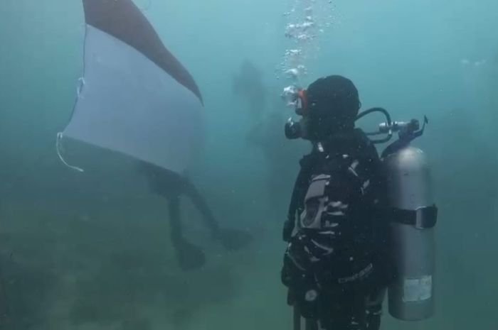 Pengibaran Bendera Bawah Laut Oleh POSSI Banten Diikuti Ratusan Peserta