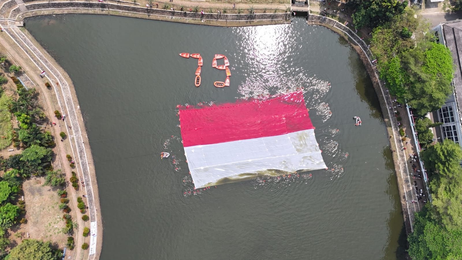 Forum Potensi SAR Banten Bentangkan Bendera Raksasa saat Peringatan HUT RI ke 79 6 Forum Potensi SAR Banten Bentangkan Bendera Raksasa saat Peringatan HUT RI ke 79