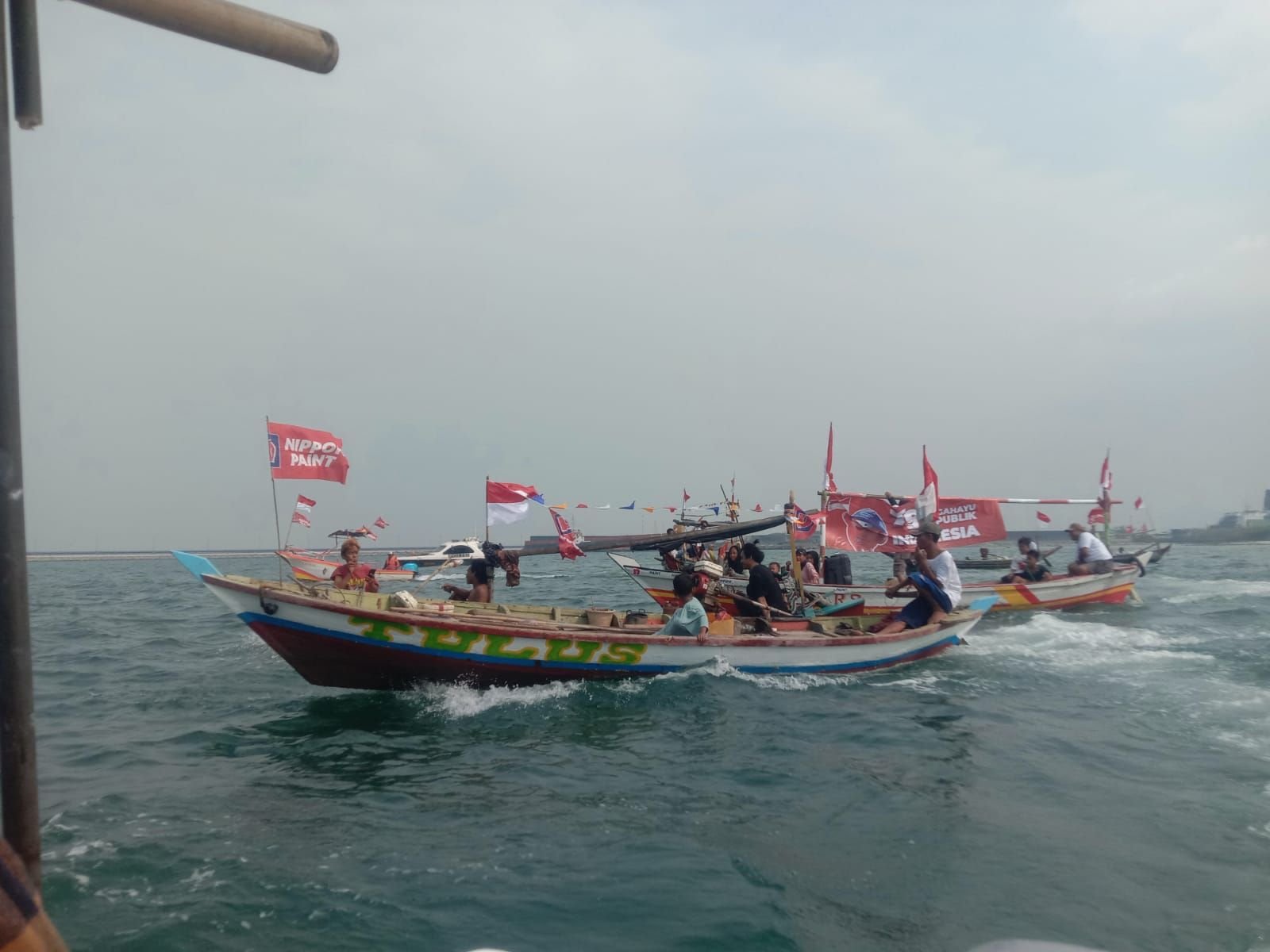 Peringati HUT RI ke 79, Puluhan Kapal Nelayan di Bojonegara Konvoi di Laut 5 Peringati HUT RI ke 79, Puluhan Kapal Nelayan di Bojonegara Konvoi di Laut